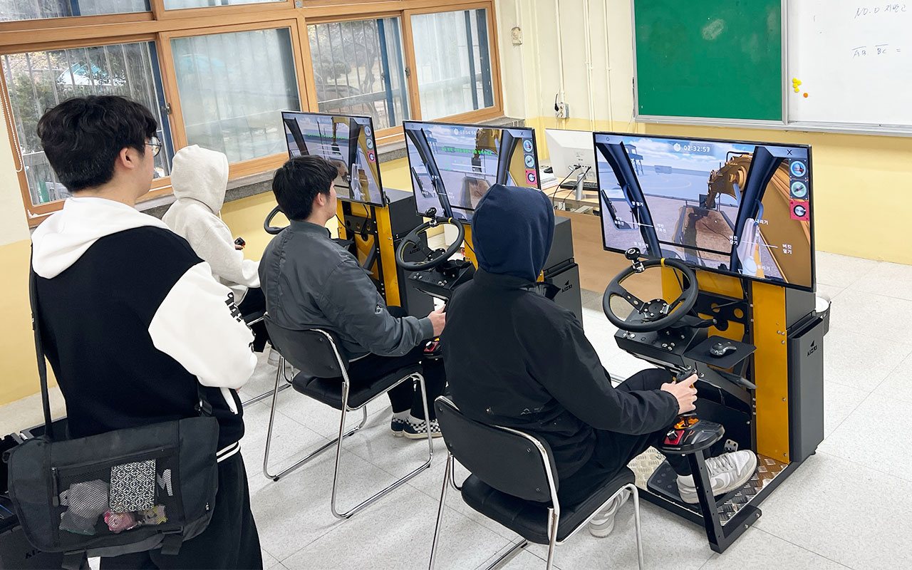 공업고등학교에 굴착기 기본형 시뮬레이터 납품