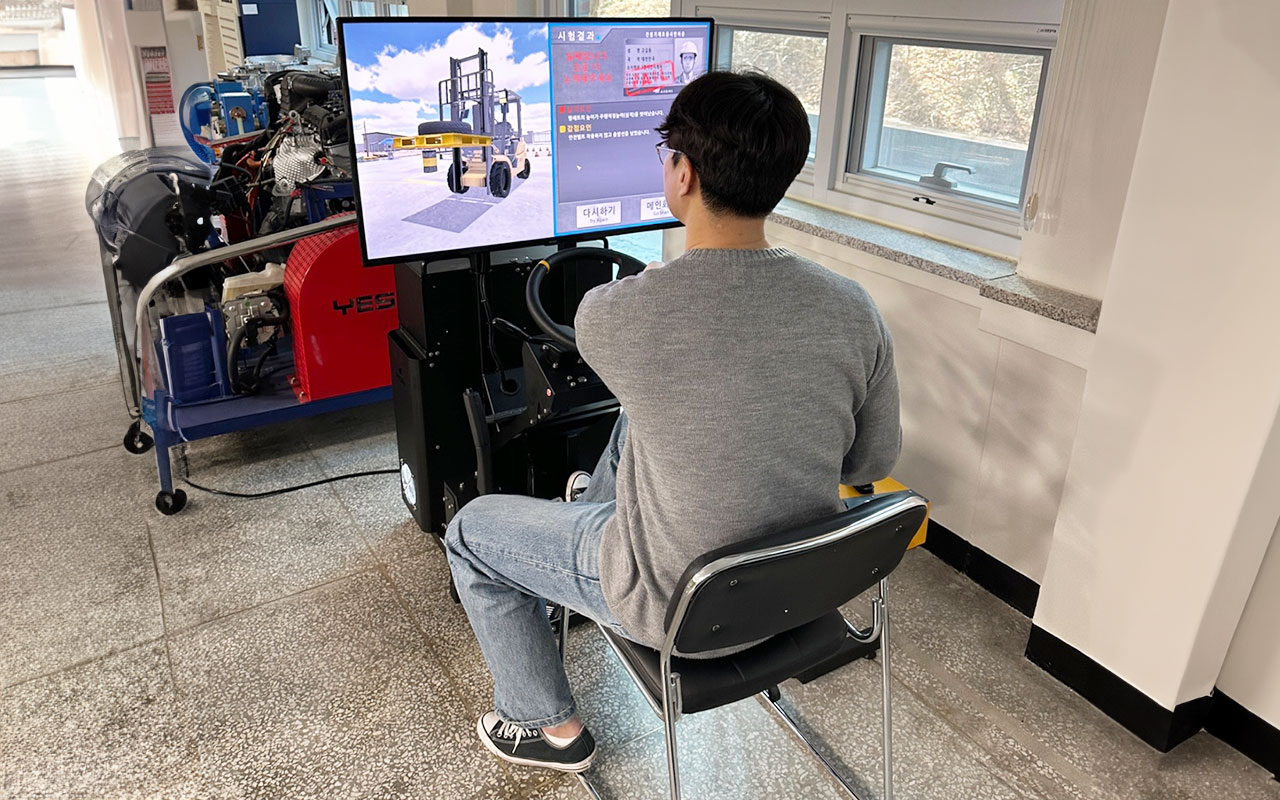 도시과학고등학교에 지게차 기본형 시뮬레이터 납품