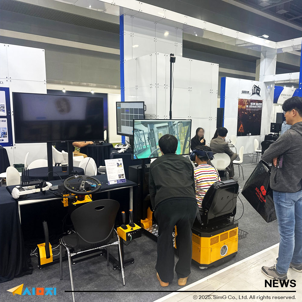 展示会でVRシミュレーターを体験する来場者の姿、教育および産業訓練ソリューションのPRイメージ