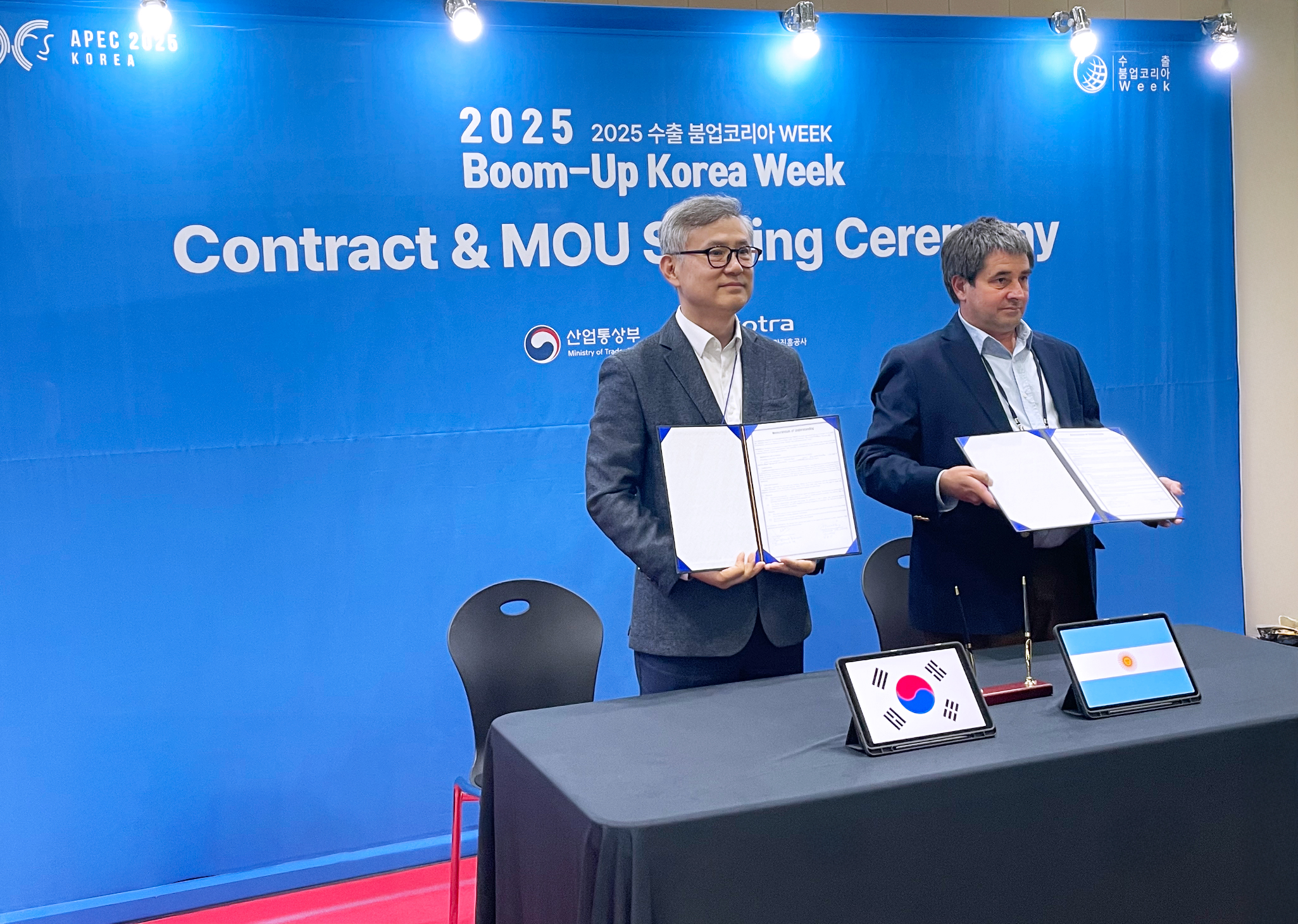 An image showing visitors experiencing the VR simulator at the exhibition, promoting educational and industrial training solutions.
